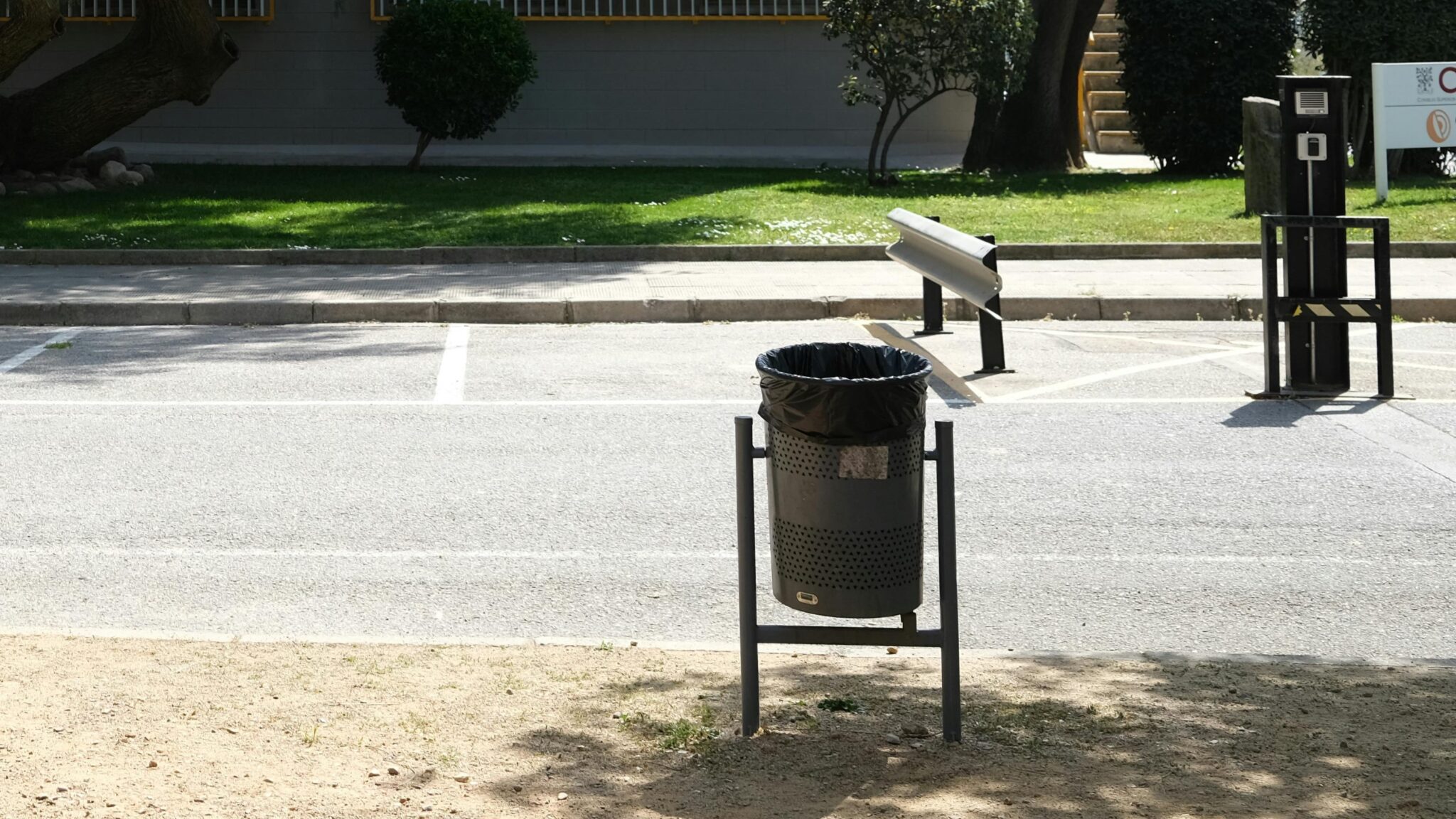 Profesjonalne kosze na śmieci do parków, przystanków