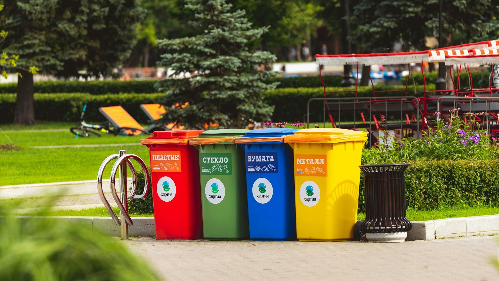 Kosz na śmieci stalowy czy plastikowy