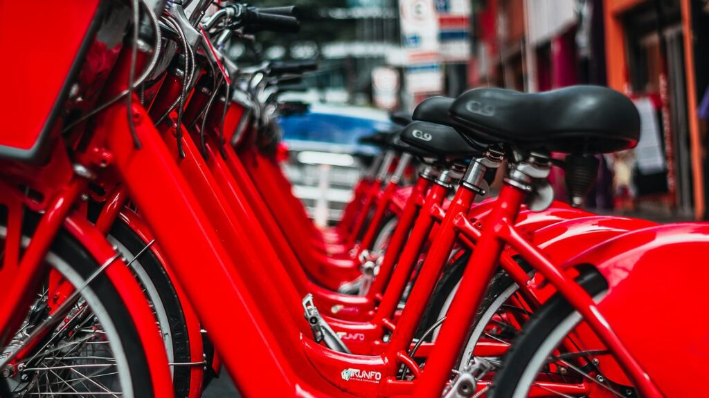 Jak wybrać odpowiednią wiatę rowerową dla szkoły lub firmy?